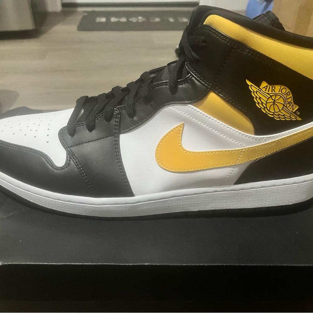 Jordan Men's Black, White, and Yellow Sneakers